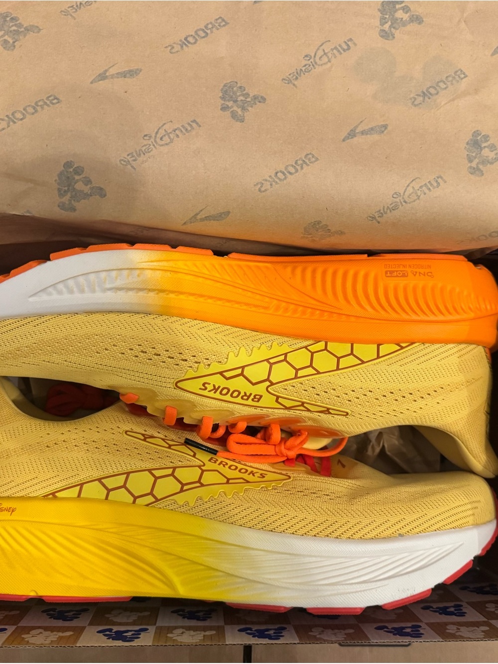 Brooks x Run Disney Winnie The Pooh Tigger Ghost 17 WTP Run/Walk Shoes Mens 13W - Picture 2 of 6
